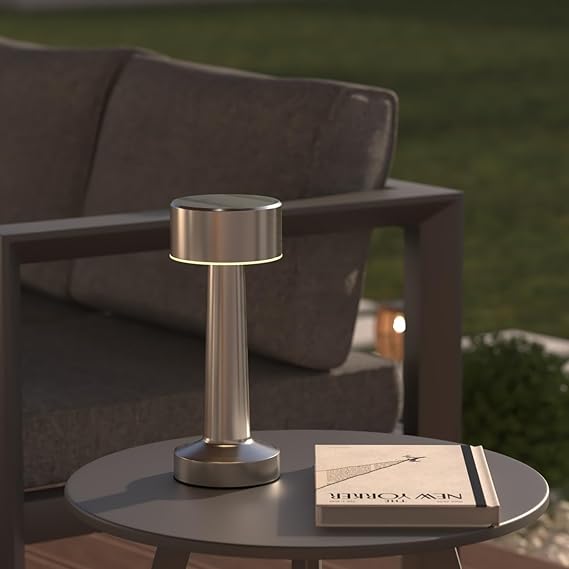 🏙️ Lámpara de Mesa LED Chronos Pyramid: Elegancia Plateada y Libertad Inalámbrica 🏙️