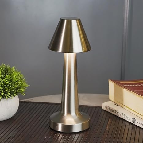 🏙️ Lámpara de Mesa LED Chronos Pyramid: Elegancia Plateada y Libertad Inalámbrica 🏙️